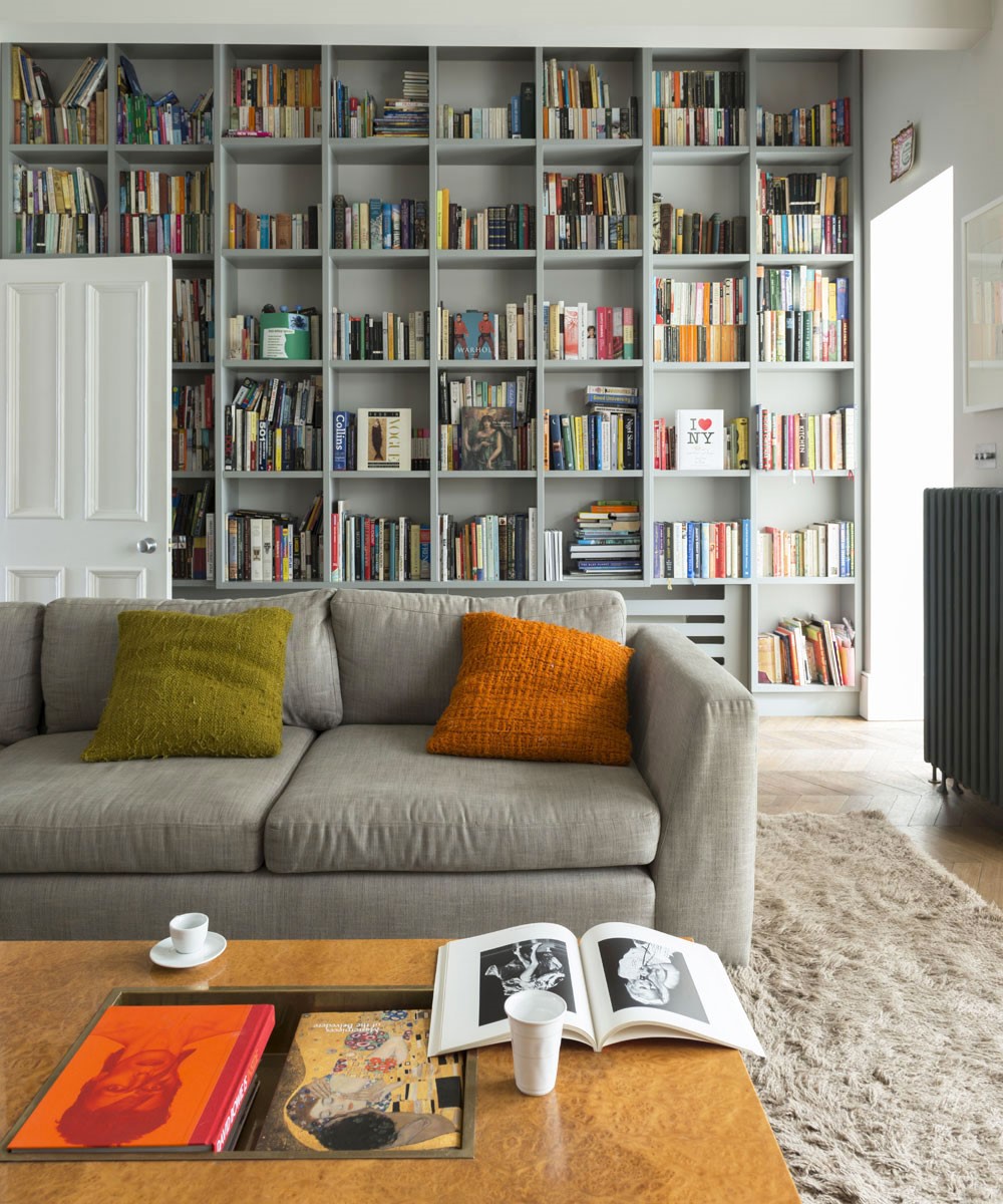 Grijze meubels in woonkamer met grijze boekenkast