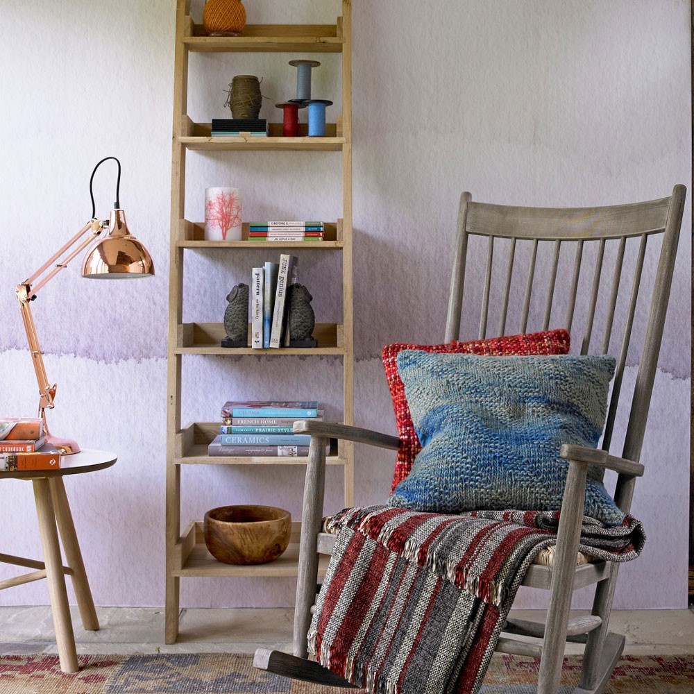 vintage houten stoel in woonkaer met mooie muur