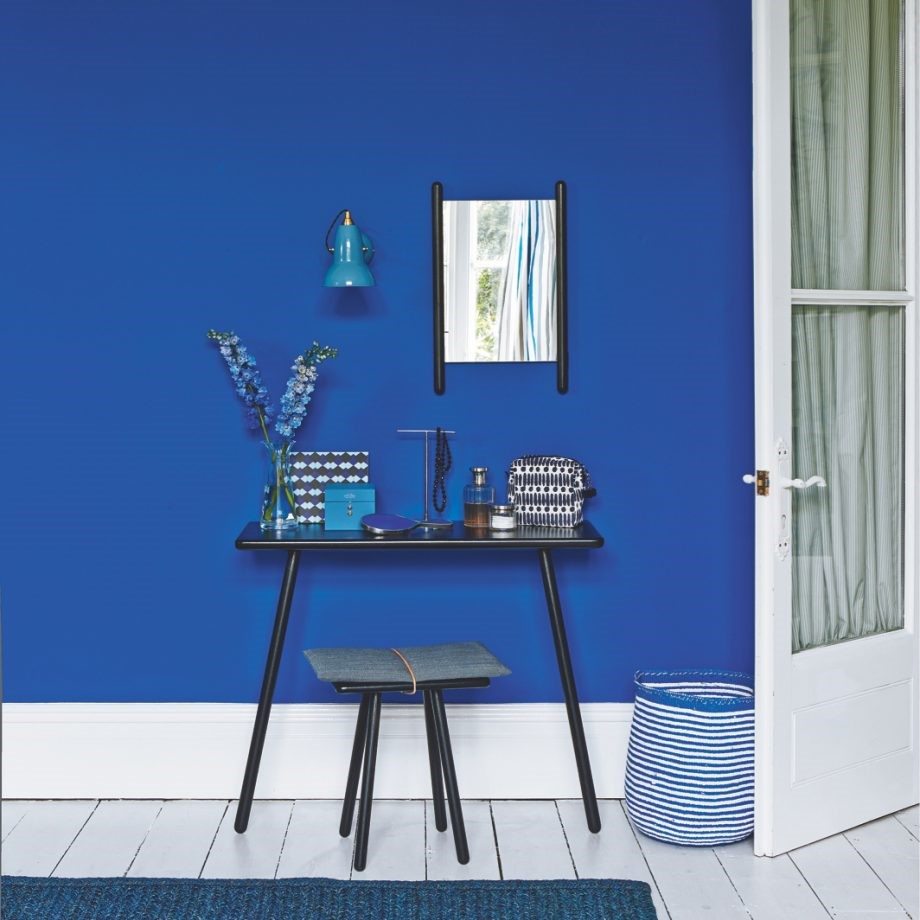 Blauwe muur voor in de slaapkamer of voor in je kleedruimte