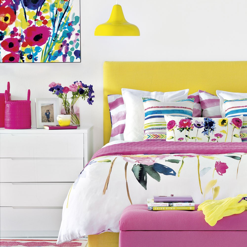 Fel gekleurde slaapkamer gecombineerd met rustgevend wit