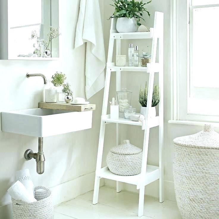 Ladder tegen de muur in badkamer