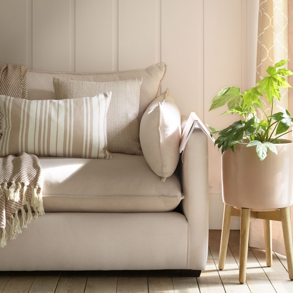 Licht beige gekleurde meubels met muur combinatie