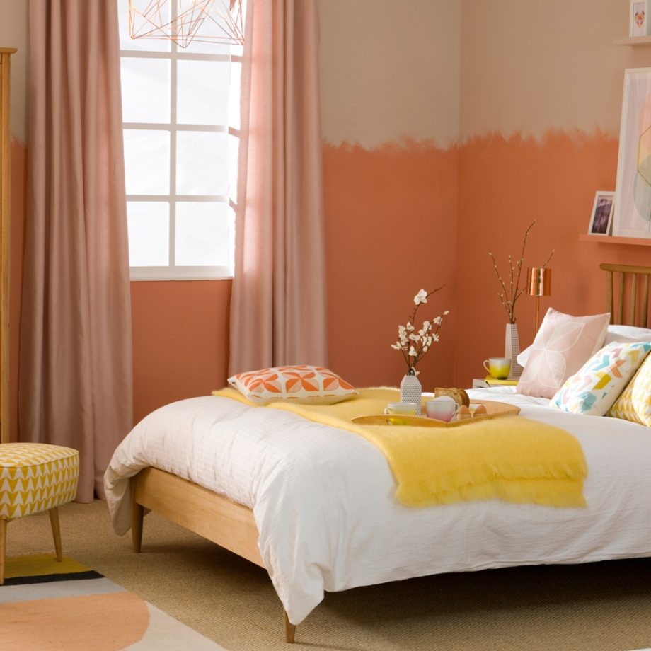 Oranje decoratie en met spons geverfde slaakamer muren, heerlijk mooi toch