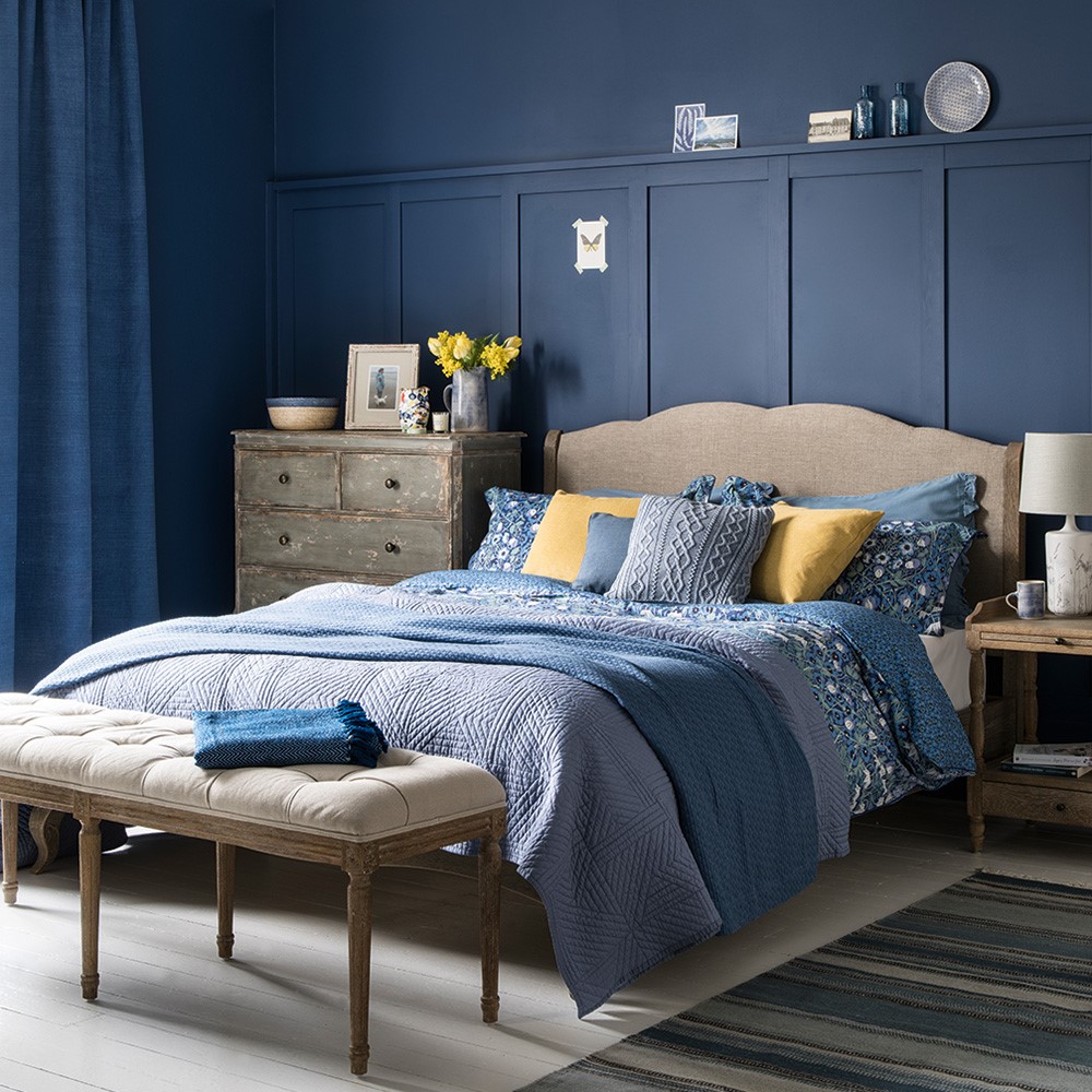Slaapkamer met grijs, blauw en geel gecombineerd met klassieke details