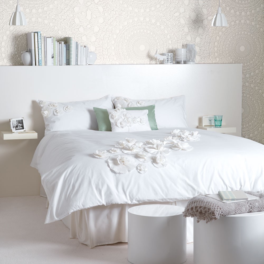 Volledig witte slaapkamer, maak accenten met decoratie en behang