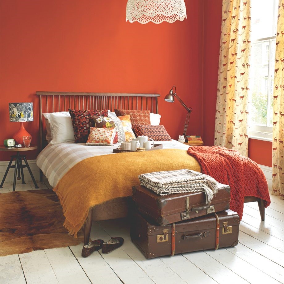 Warm oranje slaapkamer met dierlijke accenten van leer en huid