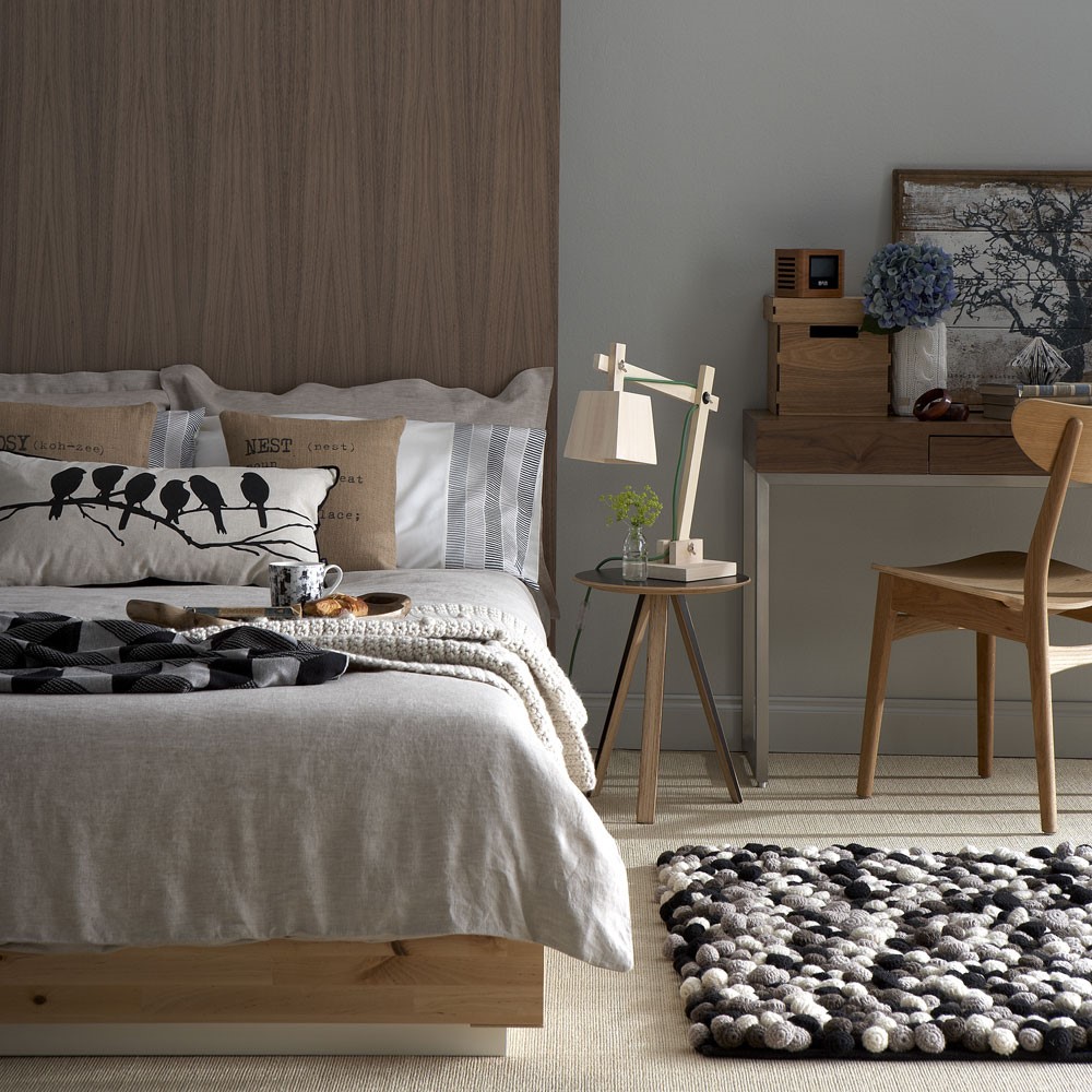 Warme slaapkamer door gebruik van houd en beige tinten in combinatie met grijs