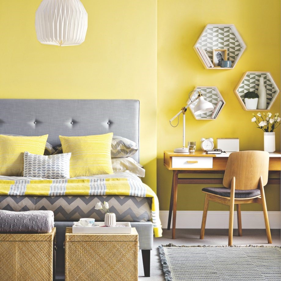 Zonnige slaapkamer door het gebruik vn geel in cobinatie met grijs en geen saaie vormgeving