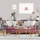 Grijze woonkamer met roze bankstel en koperkleurige accenten
