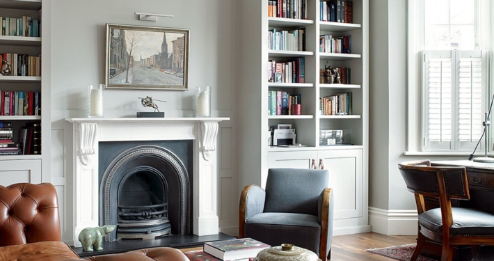 Klassieke meubels gecombineerd met een grijze wand en kleurrijk tappijt